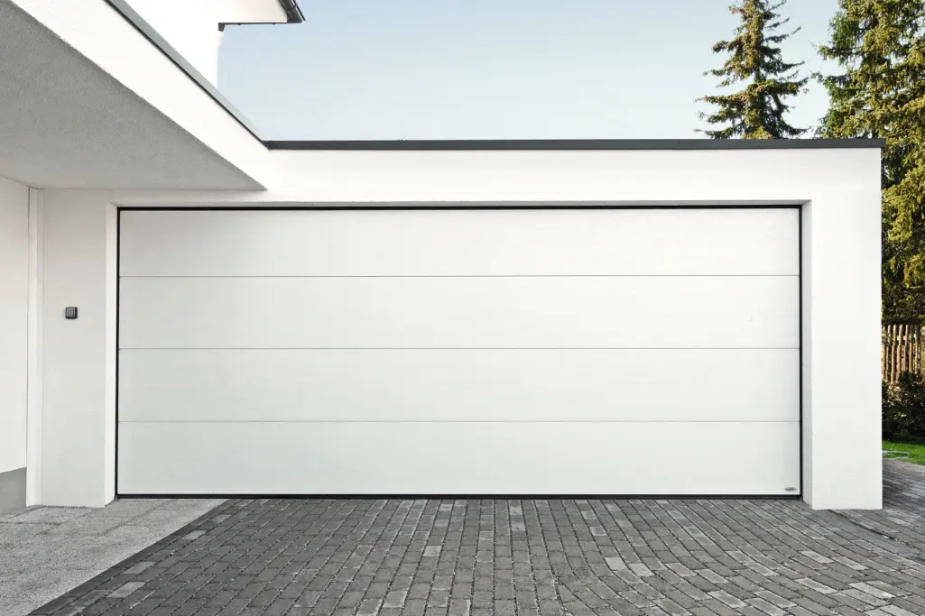Weiße Garage an modernem Massivfertigbau-Haus