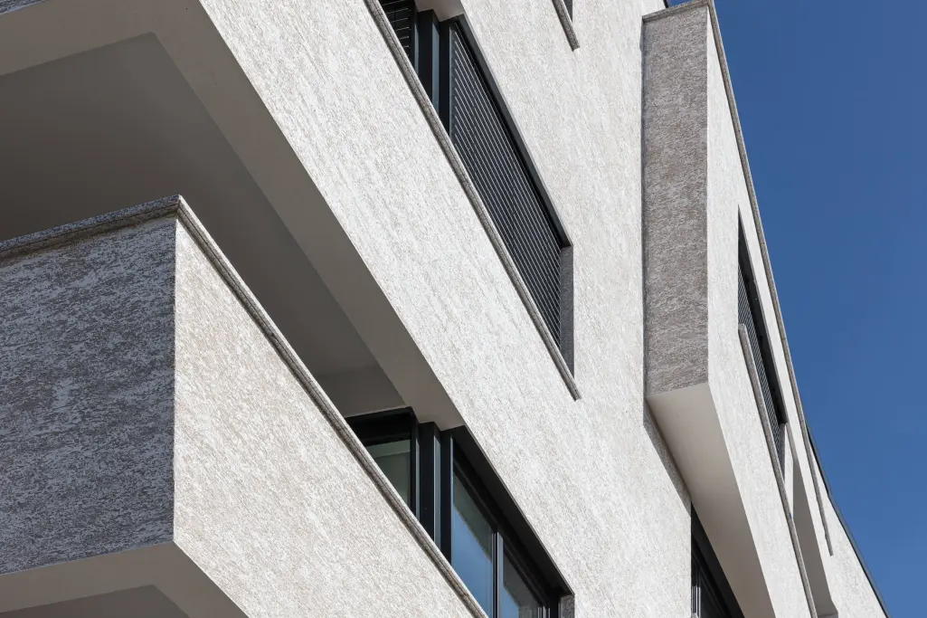 Fassade eines modernen Massivfertigbau-Gebäudes.