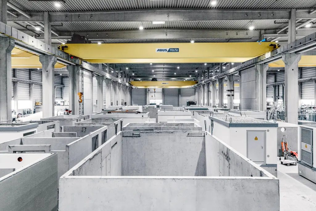 Massivfertigbau-Fassaden aus Beton in der Produktionshalle.
