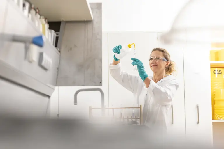 Frau im Labor