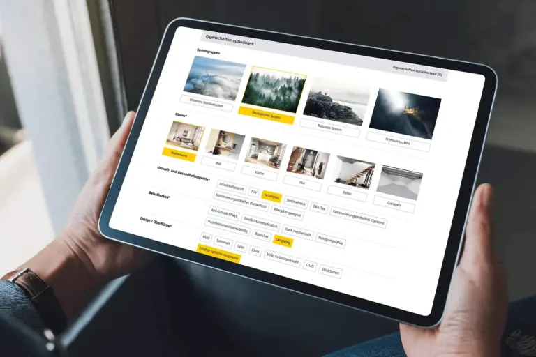 Aufgeklappter Laptop mit der offenen Website des Innenraumsystem-Konfigurators.