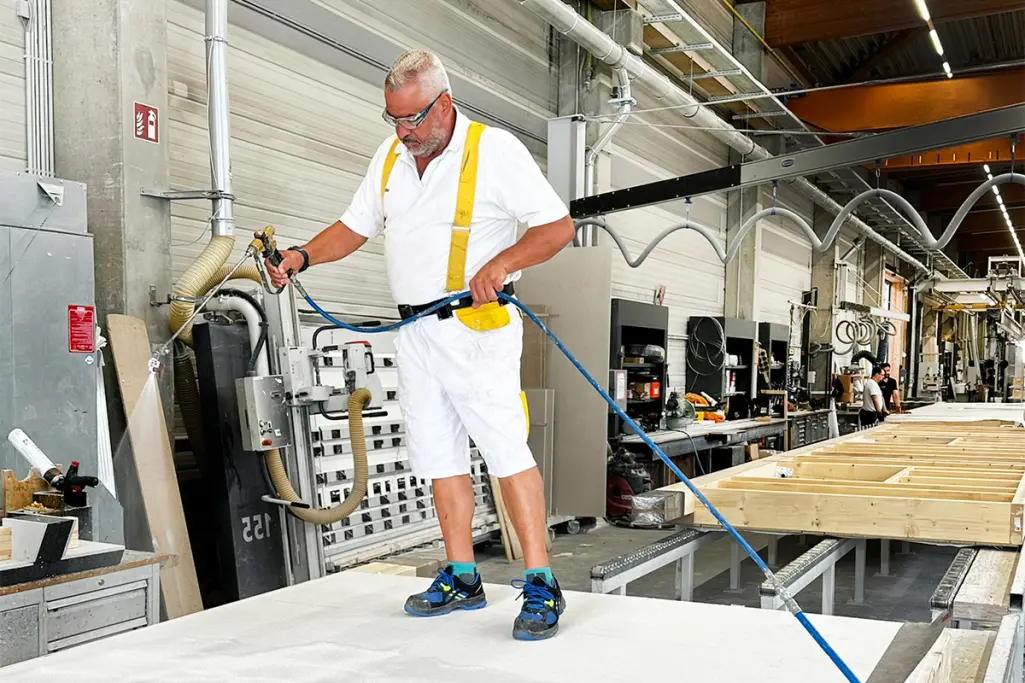 Klebemasse aufsprühen