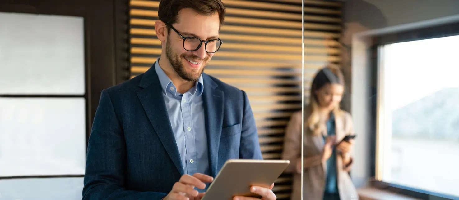 Mitarbeiter mit Tablet