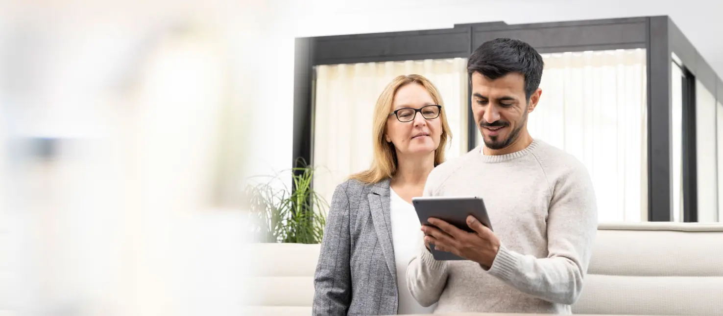 Zwei Mitarbeiter mit Tablet