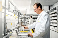 person_im_labor_sto_industrie
