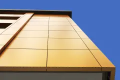 Orangefarbene Fassade aus einzelnen Platten, die beschichtet sind