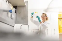 Eine Mitarbeiterin der Forschung und Entwicklung von Sto füllt im Labor eine Flüssigkeit in ein Reagenzglas