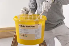 Abwaschbare Wandfarbe StoColor PuraClean, Verarbeitung der Innenfarbe im gelben Eimer